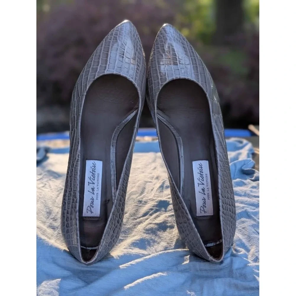 Pour La Victoire Gray Croc Embossed Leather Pumps Block Heel 8.5 Brazil‎